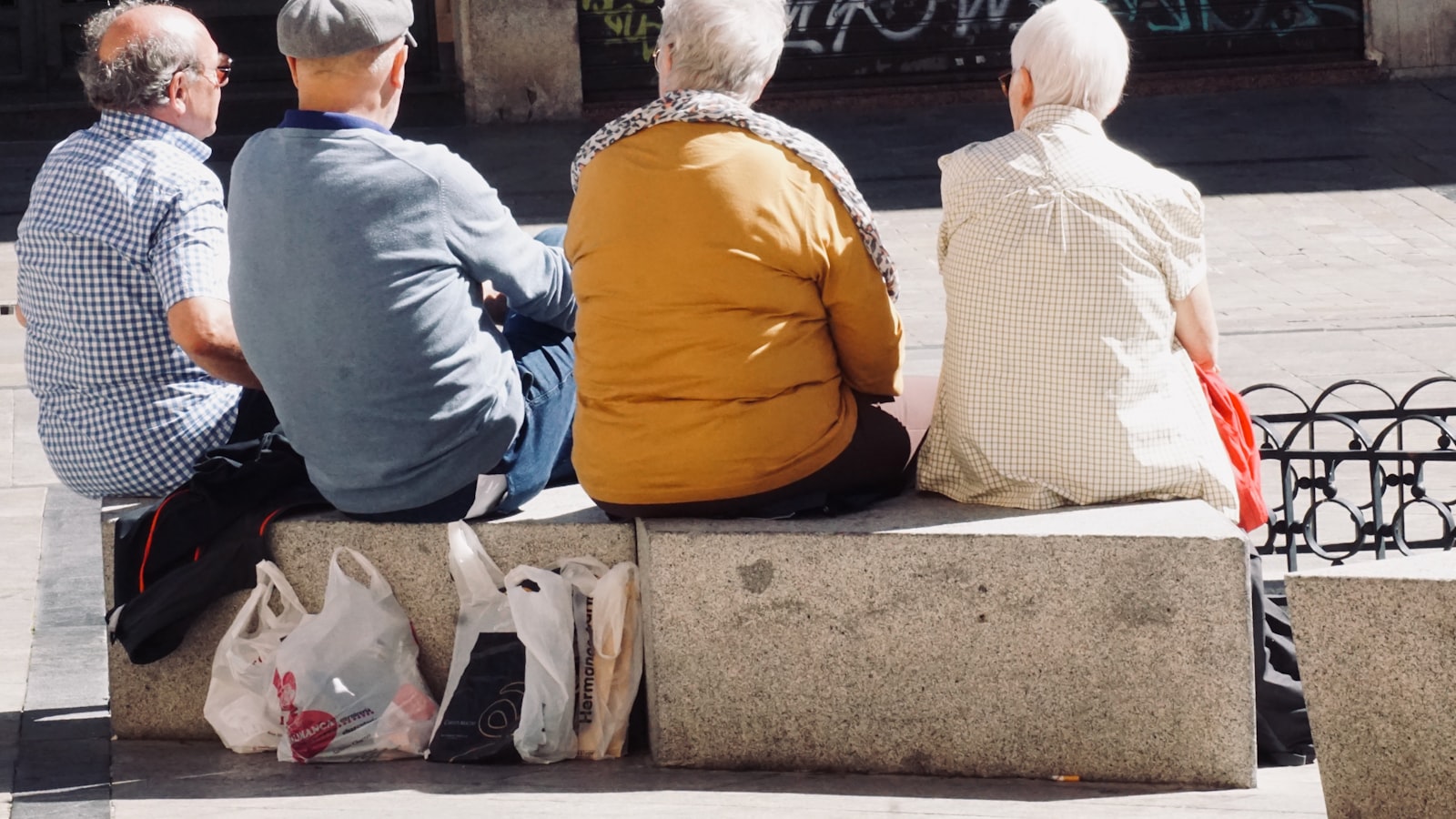 Personne affichant un sourire de façade qui ne se lit pas dans le regard