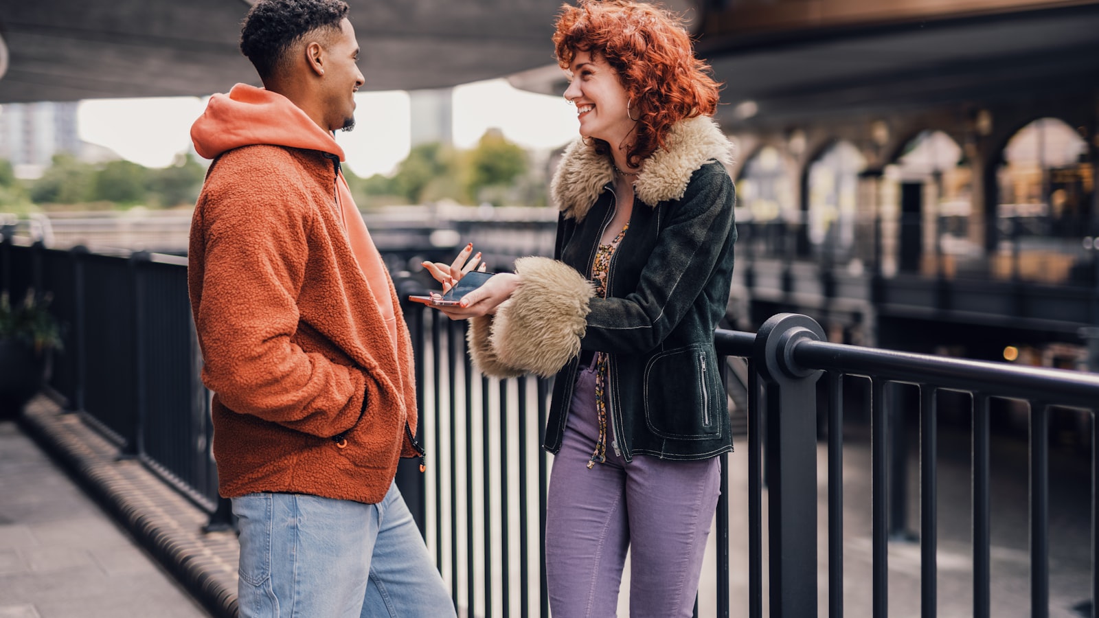 Personne seule attendant sur un quai de gare presque vide, valise à ses pieds