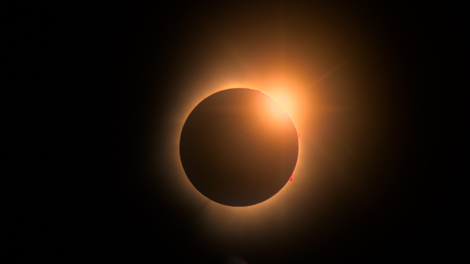 Effet bague de diamant pendant une éclipse totale