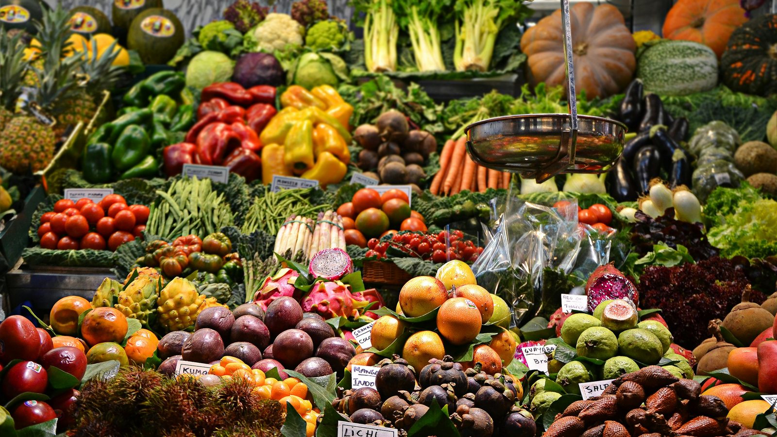 Des fruits exotiques sur un marché