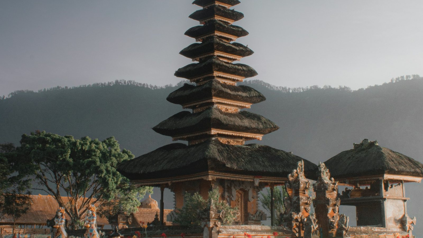Une pagode noire entourée de verdure