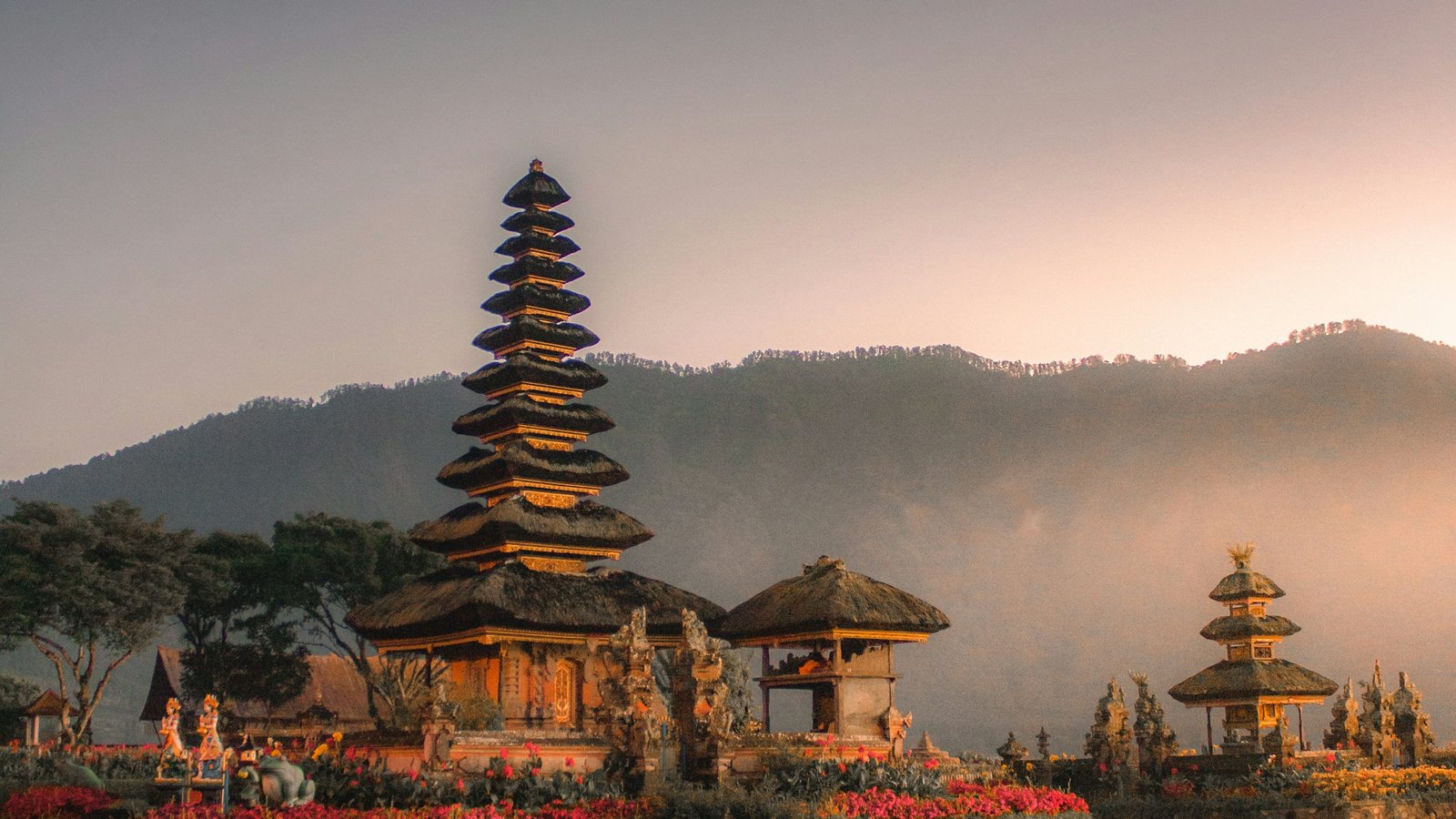Un temple balinais au bord de l'eau