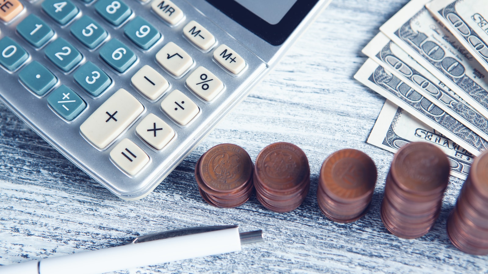 Calculatrice et billets sur un bureau