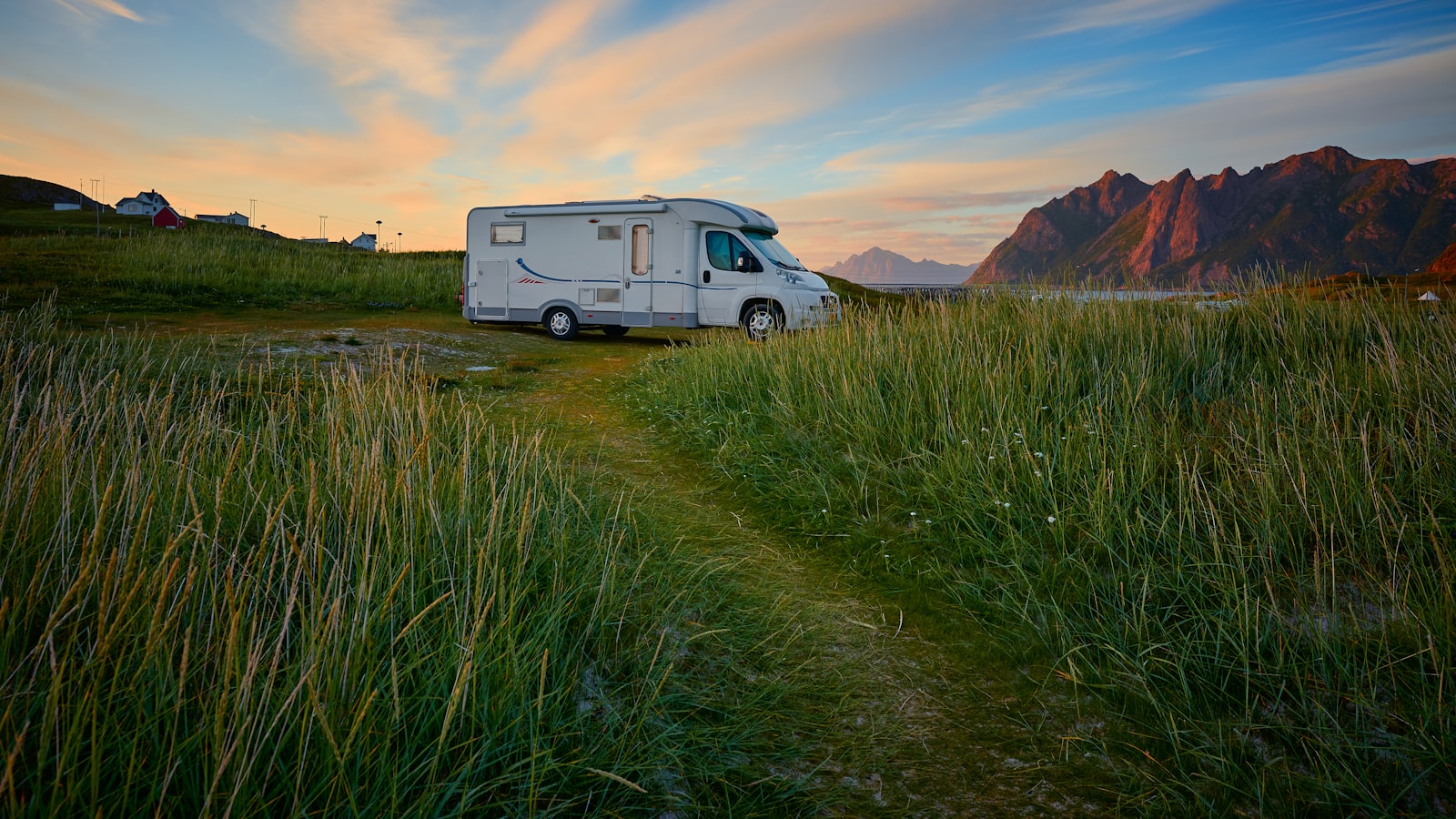 Camping-car dans un champ
