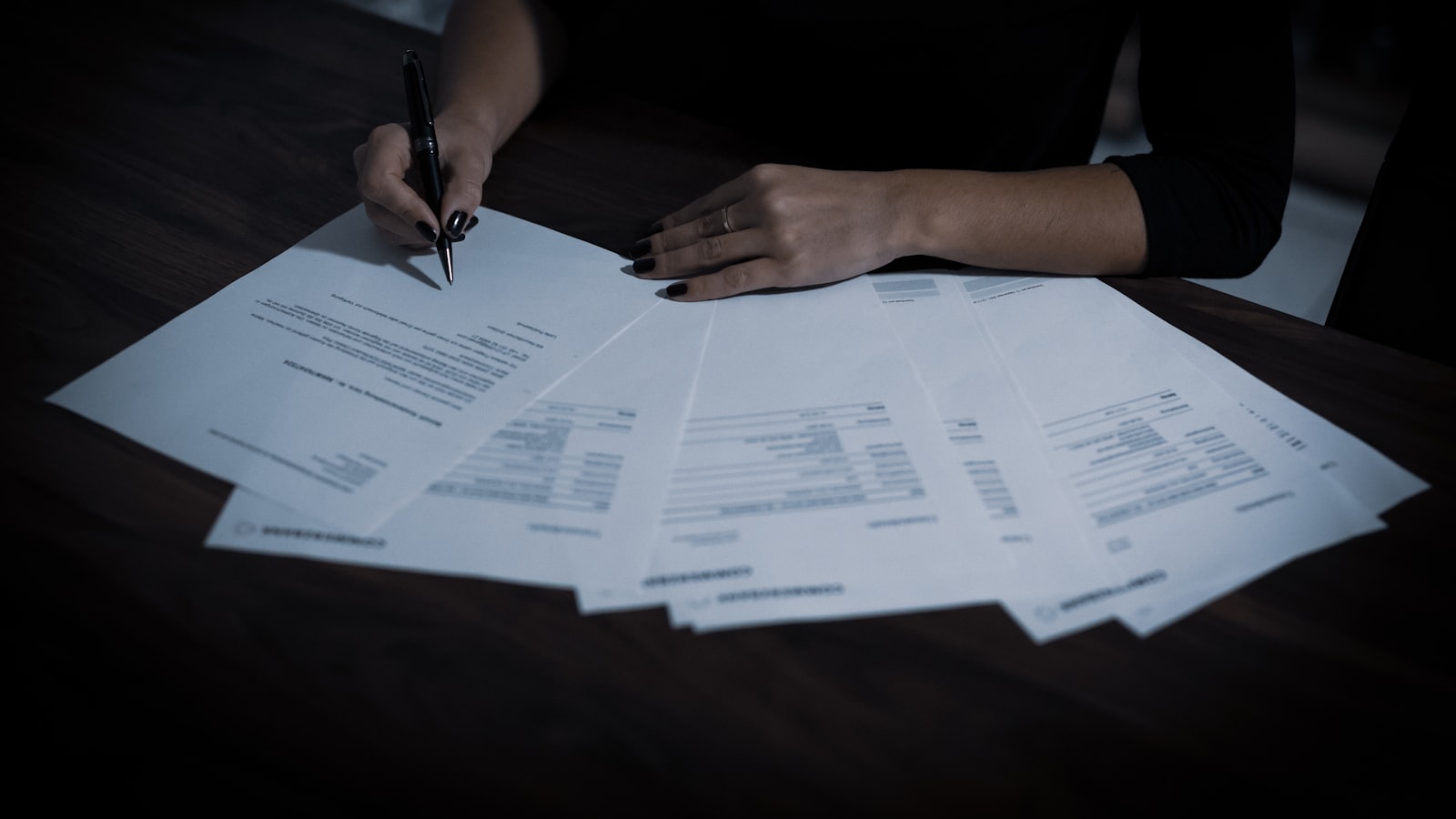 Facture d'électricité posée sur une table avec une calculatrice