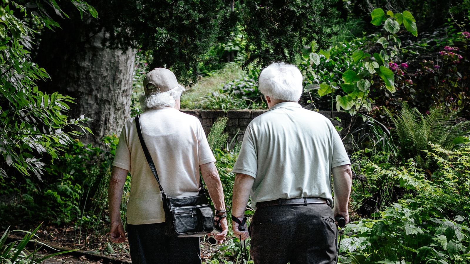 Adulte souriant à l'extérieur dans une lumière douce de fin de journée