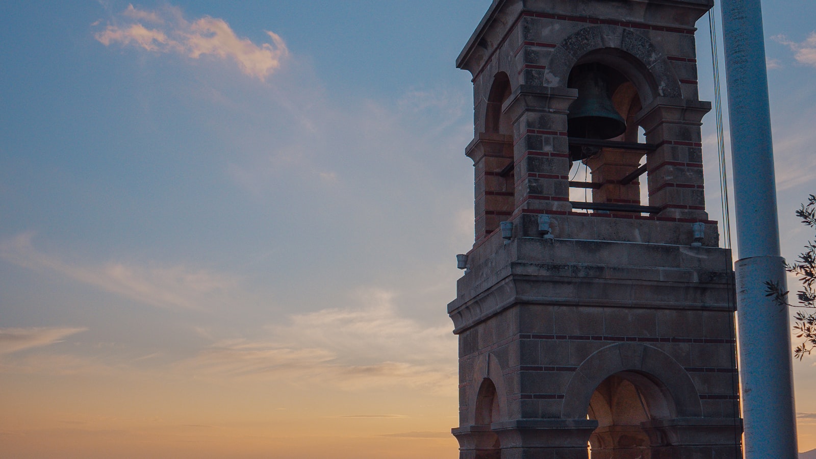 Foule rassemblée au pied d'un monument au crépuscule