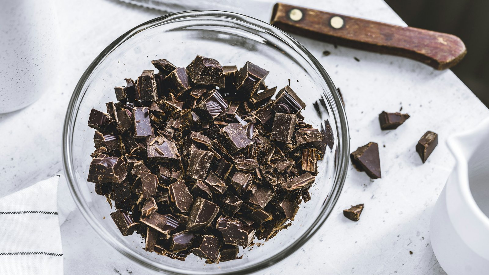 Morceaux de chocolat noir concassés dans un bol en verre