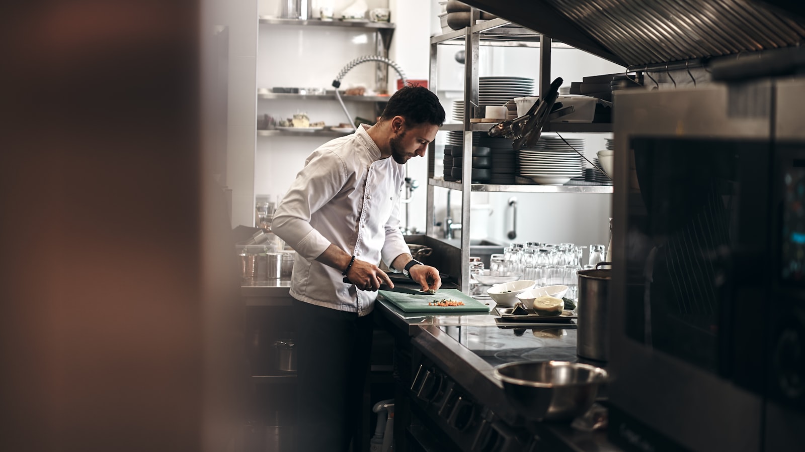 Chef au travail dans une cuisine professionnelle