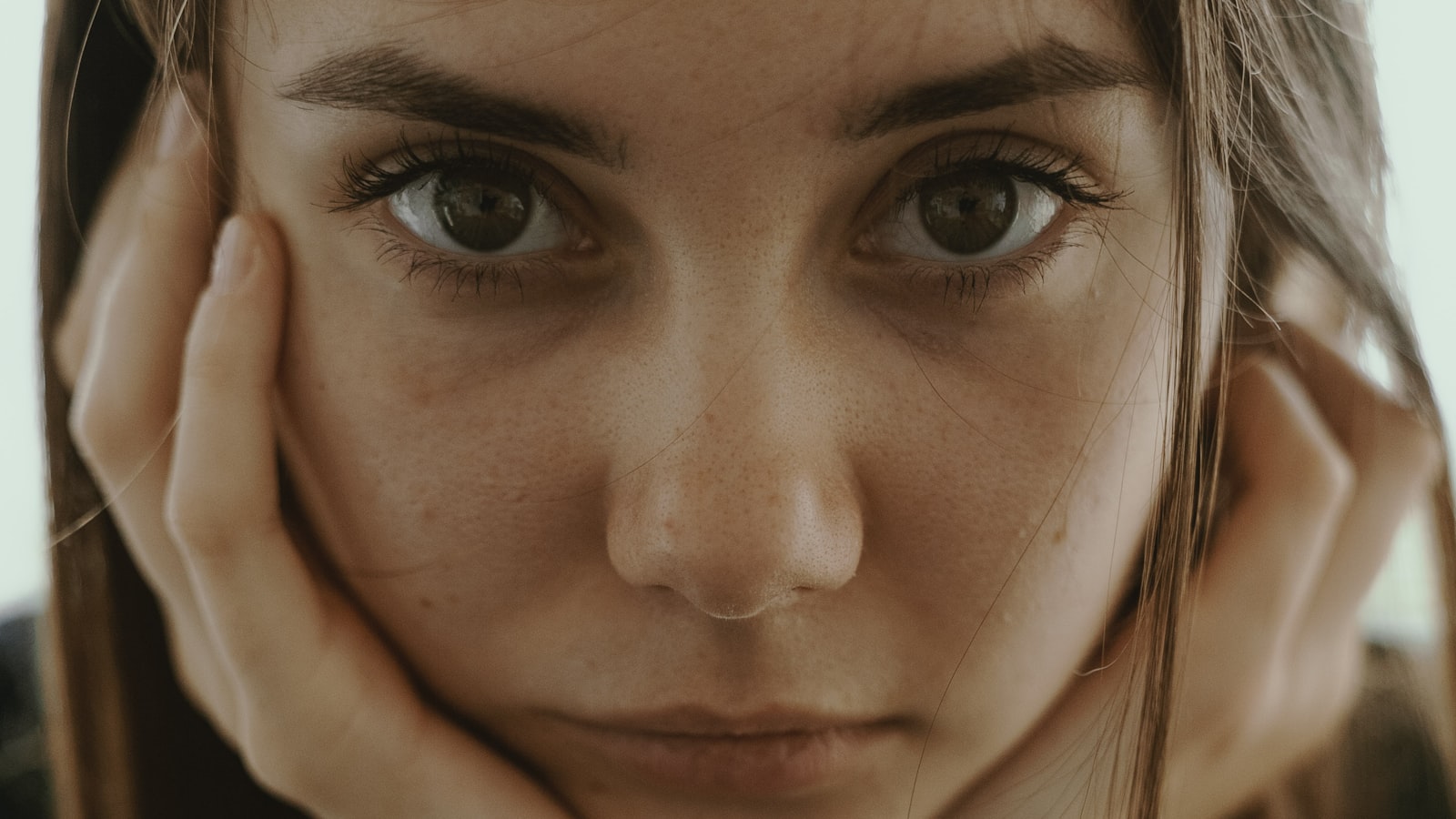Pièces de puzzle assemblées formant la silhouette d'un cerveau humain sur fond sombre