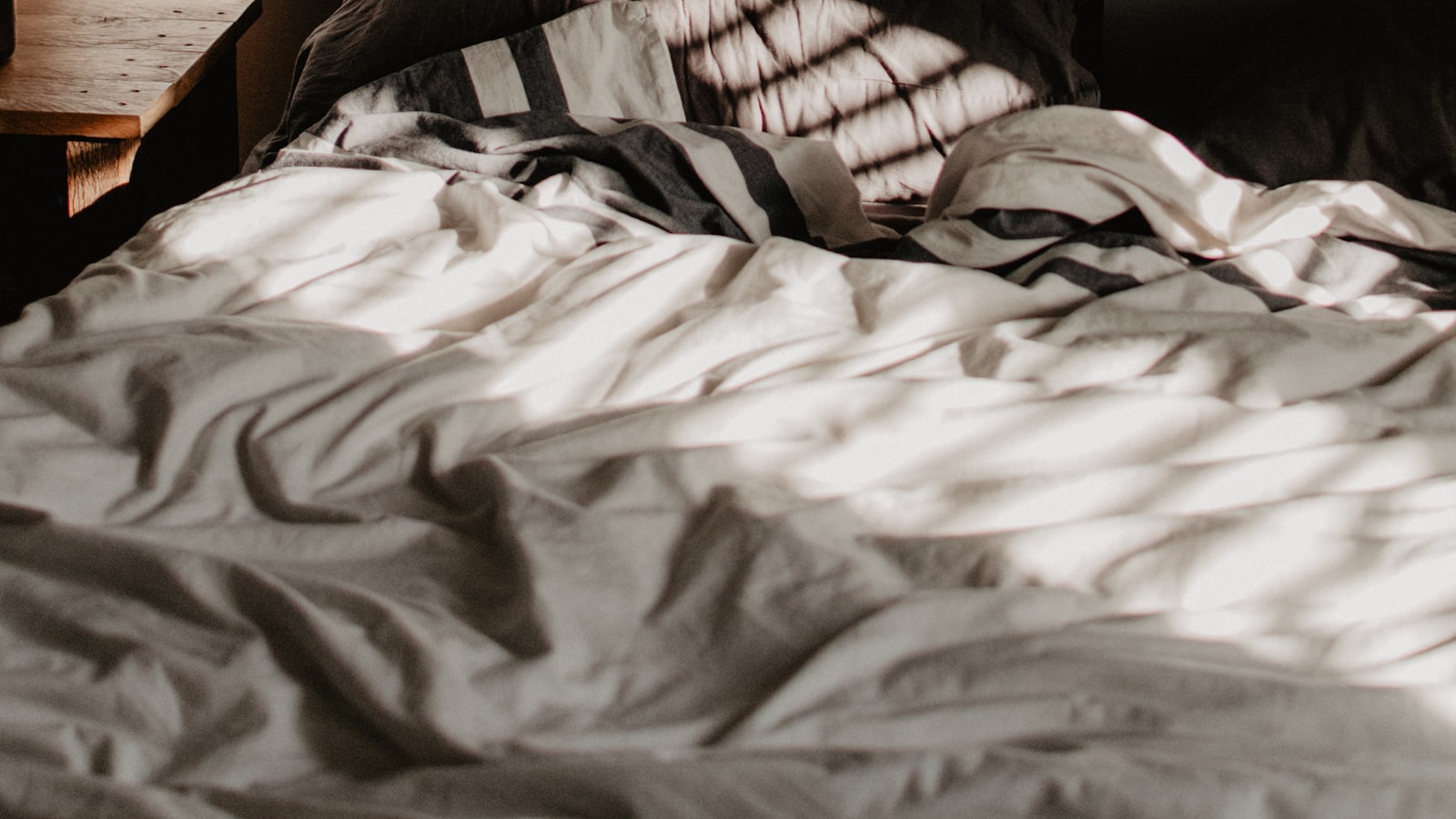 Une chambre en désordre avec vêtements et livres éparpillés sur le lit