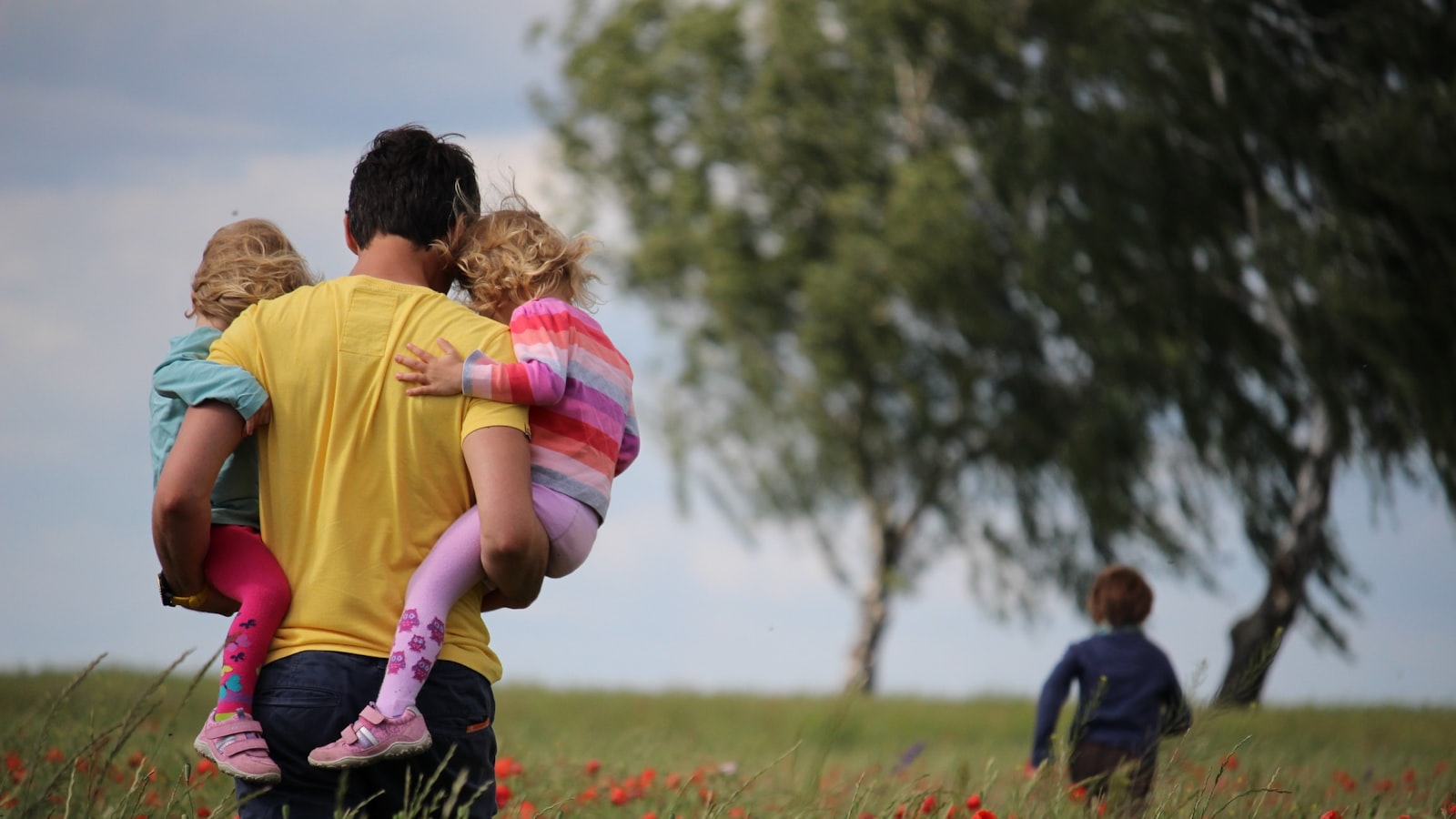 Voyageurs avec leurs bagages franchissant une zone de contrôle douanier dans un aéroport