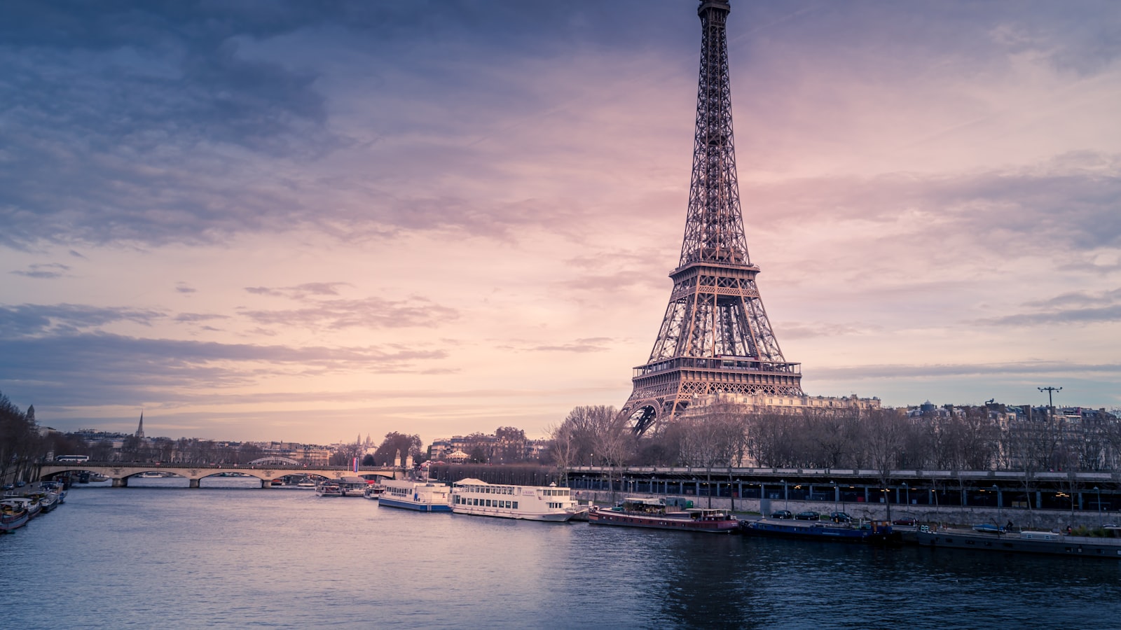 La tour Eiffel sous un ciel de fin de journée