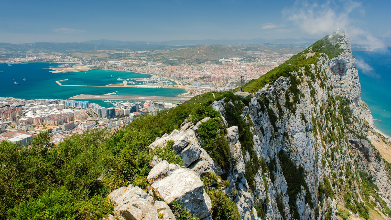 Le rocher de Gibraltar vu depuis la mer