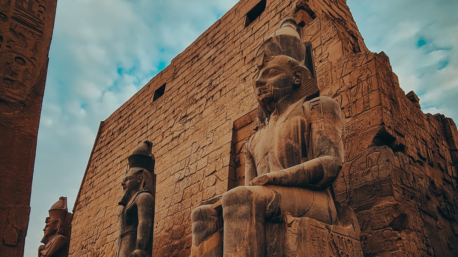 Statues et colonnes du temple de Louxor en Égypte