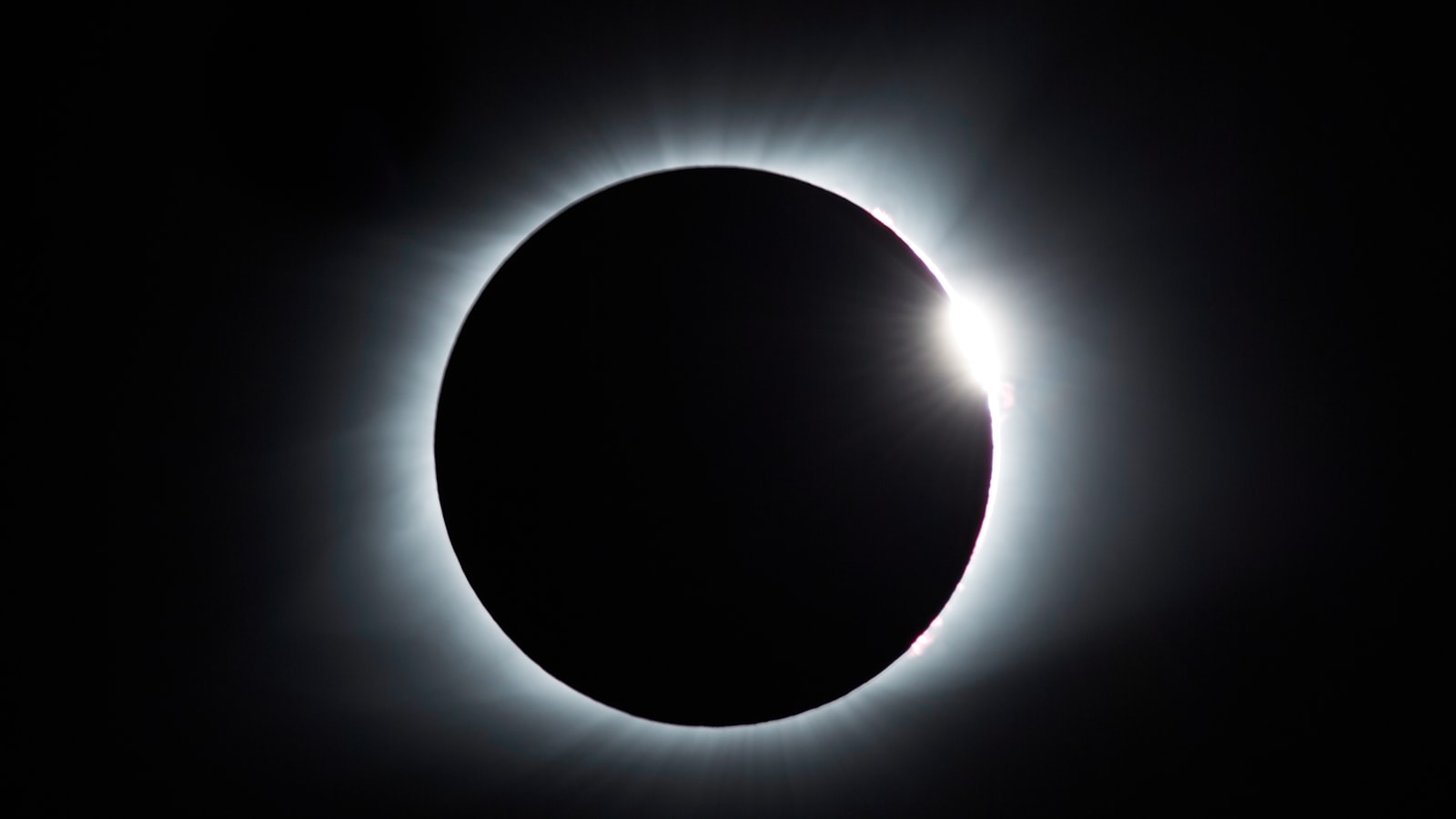 Éclipse solaire totale, couronne visible autour du disque noir