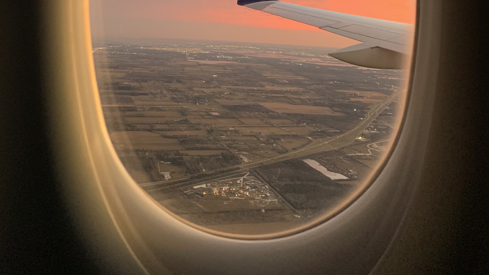 Vue depuis un hublot d'avion au-dessus des nuages