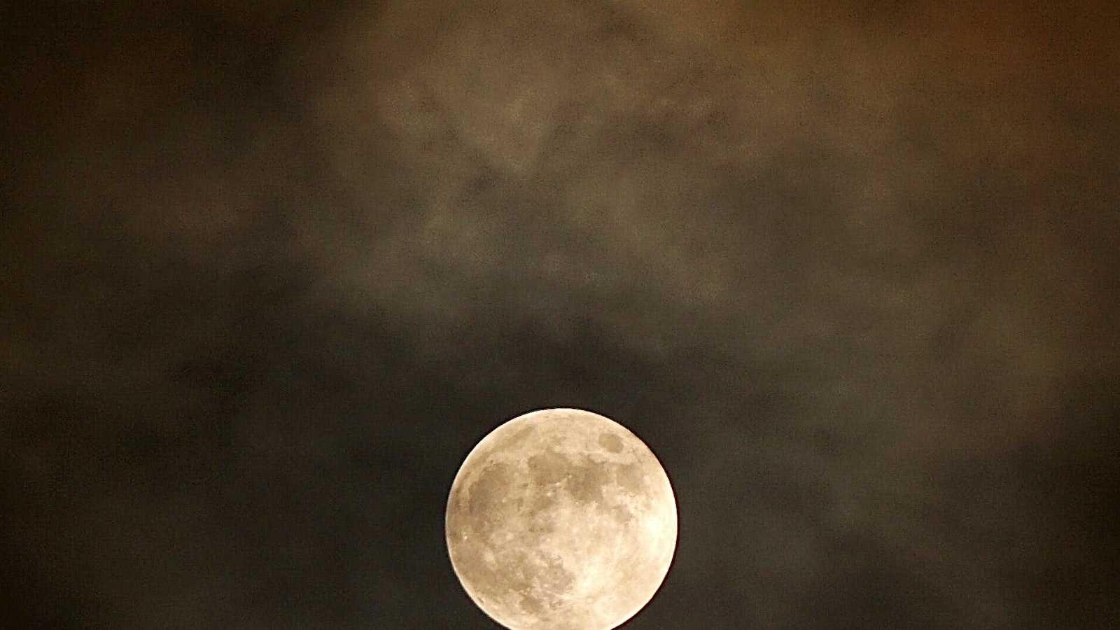Lune voilée dans un ciel nocturne