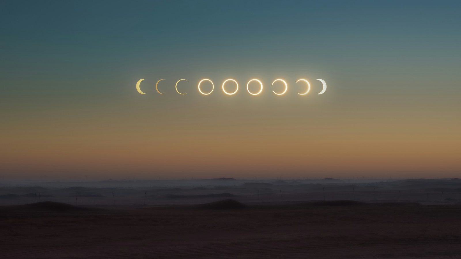 Lune basse et cuivrée au-dessus d'une ligne d'horizon dégagée, dans un ciel de fin de nuit