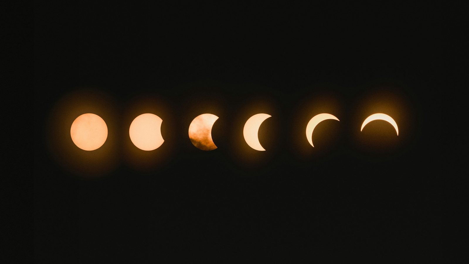 Lune partiellement plongée dans l'ombre de la Terre pendant une éclipse lunaire, basse au-dessus de l'horizon
