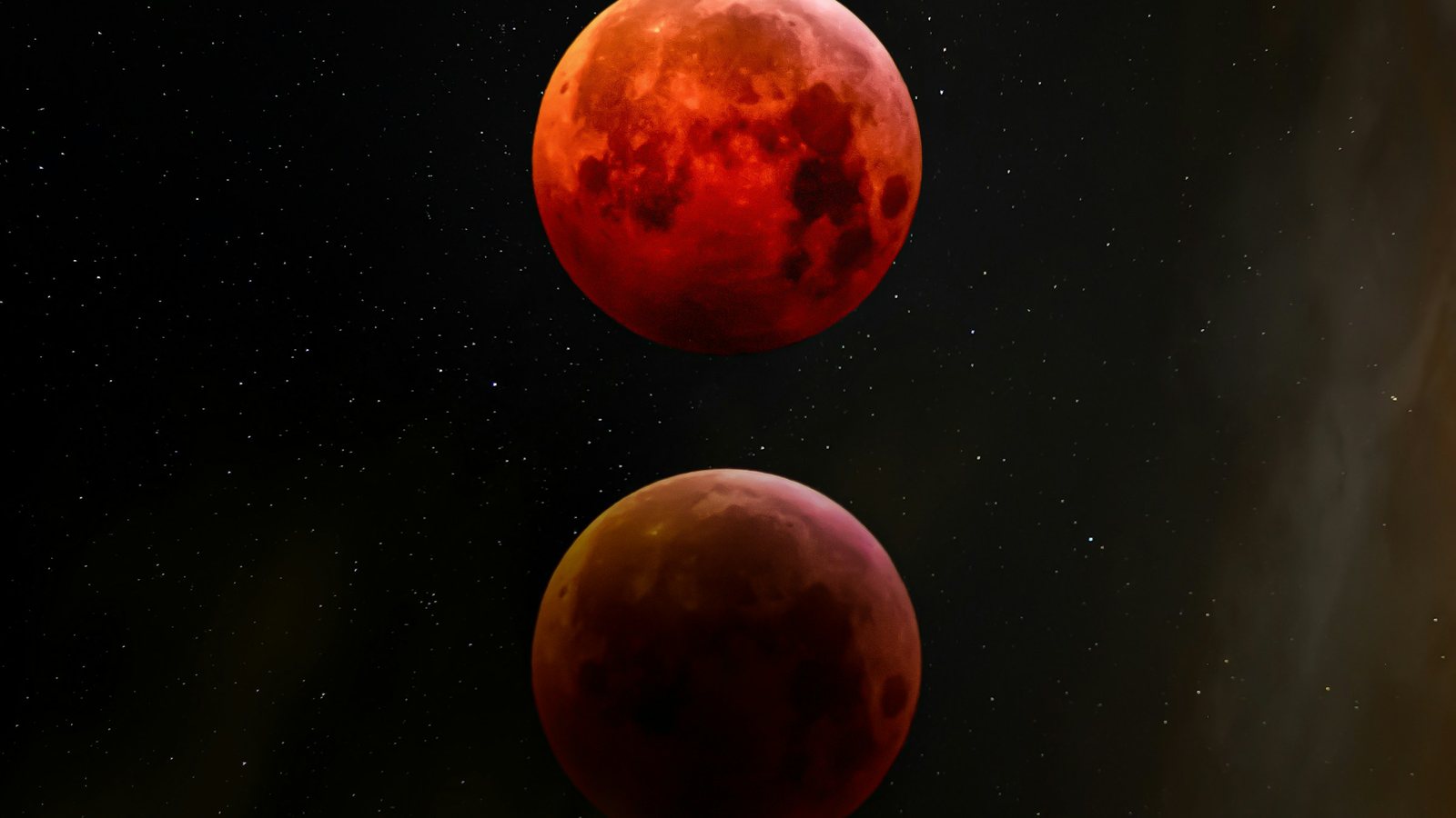 Deux vues d'une Lune éclipsée aux teintes cuivrées se détachant sur un ciel étoilé