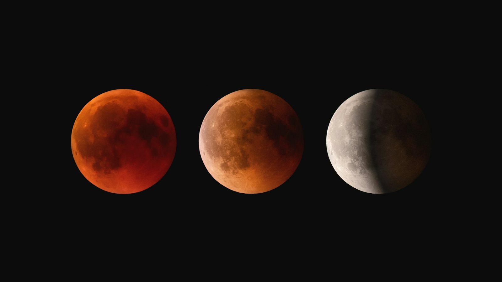 Trois disques lunaires alignés sur fond noir : un globe entièrement rouge cuivré, un globe orangé plus clair, puis un disque dont une moitié reste grise et lumineuse pendant que l'autre s'enfonce dans l'ombre