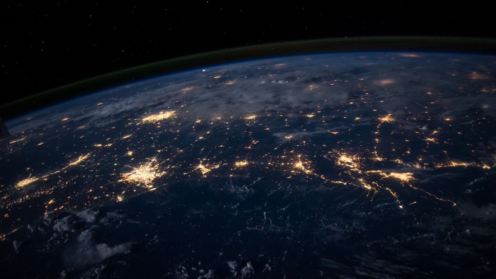 La Terre vue de l'espace de nuit