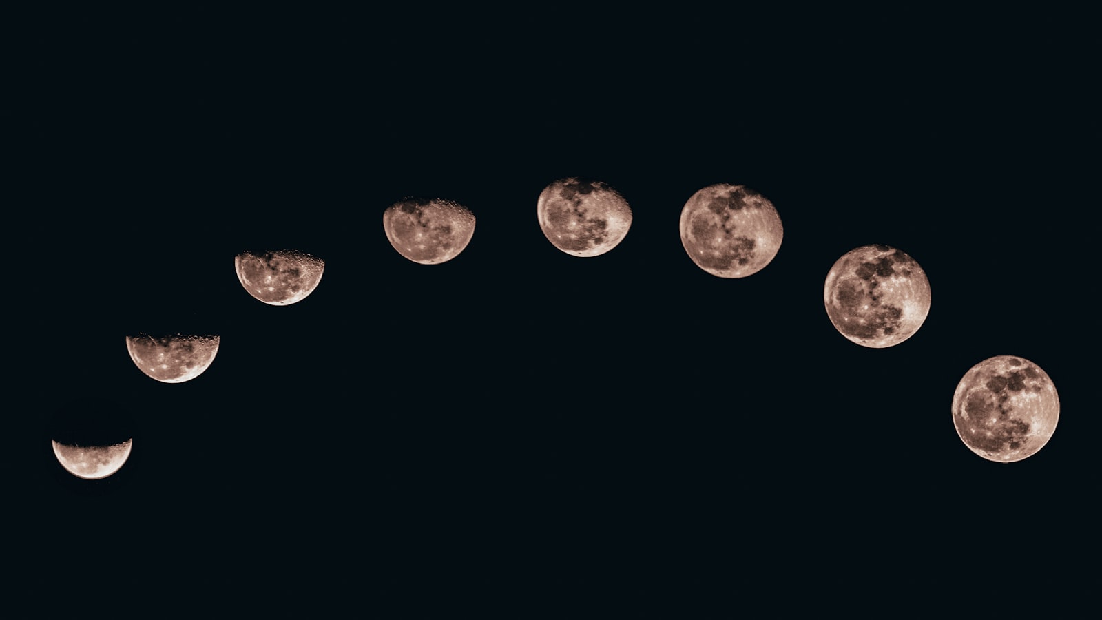 Phases de la Lune alignées sur fond noir
