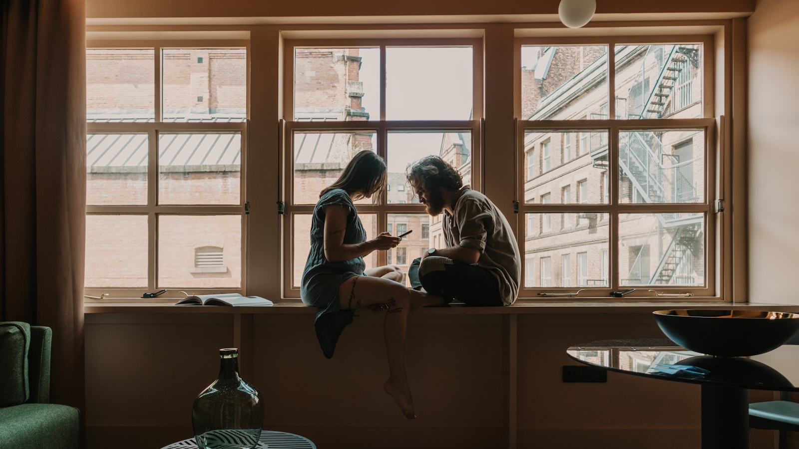 Deux personnes en pleine conversation face à face, l'une écoutant l'autre avec attention