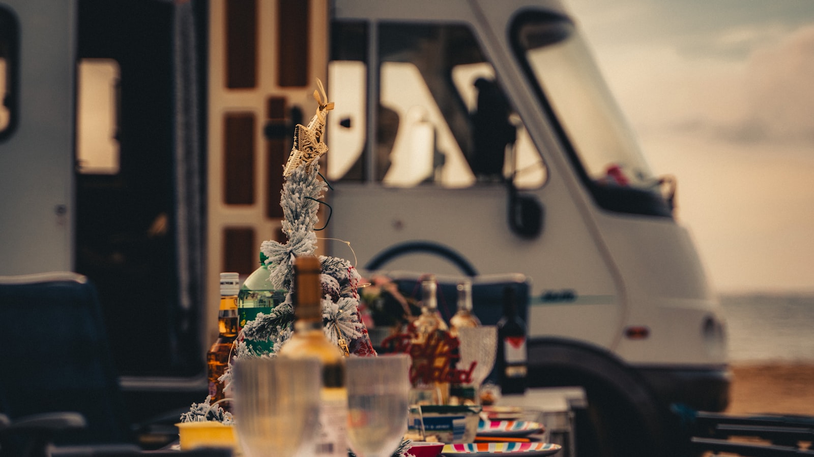 Contrat de location de voiture posé sur une table avec un stylo et un jeu de clés