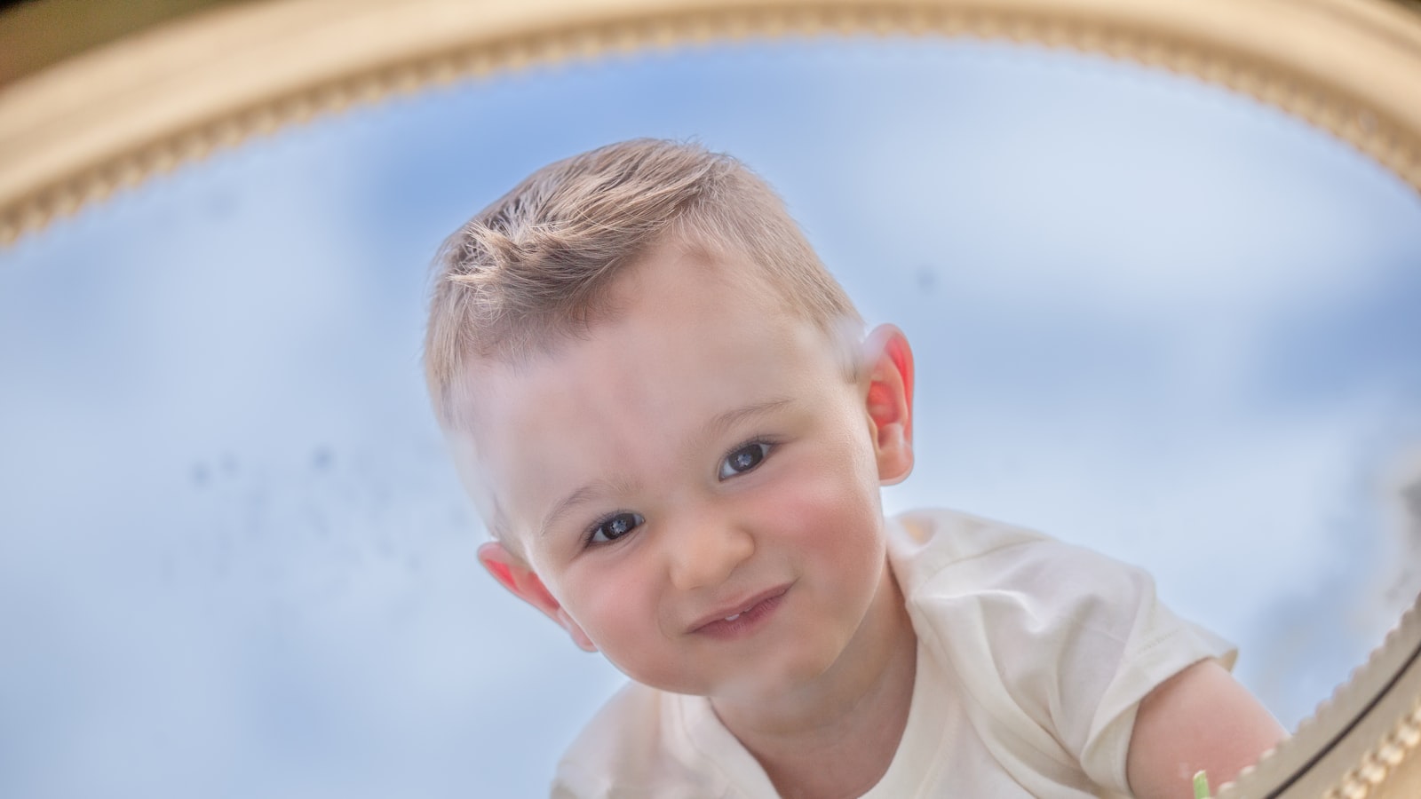 Jeune enfant au regard levé vers le ciel