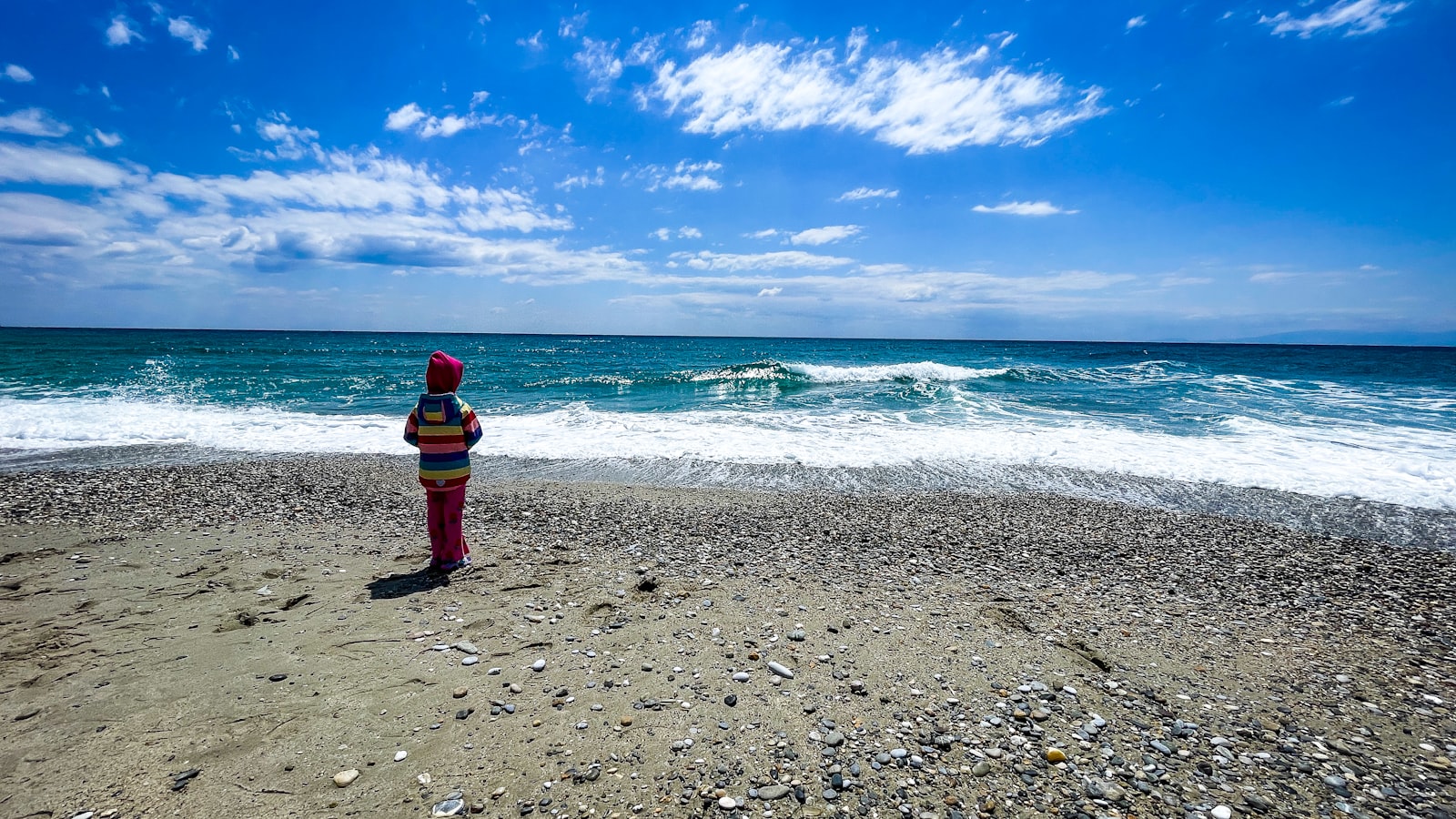 Enfant jouant en bord de mer
