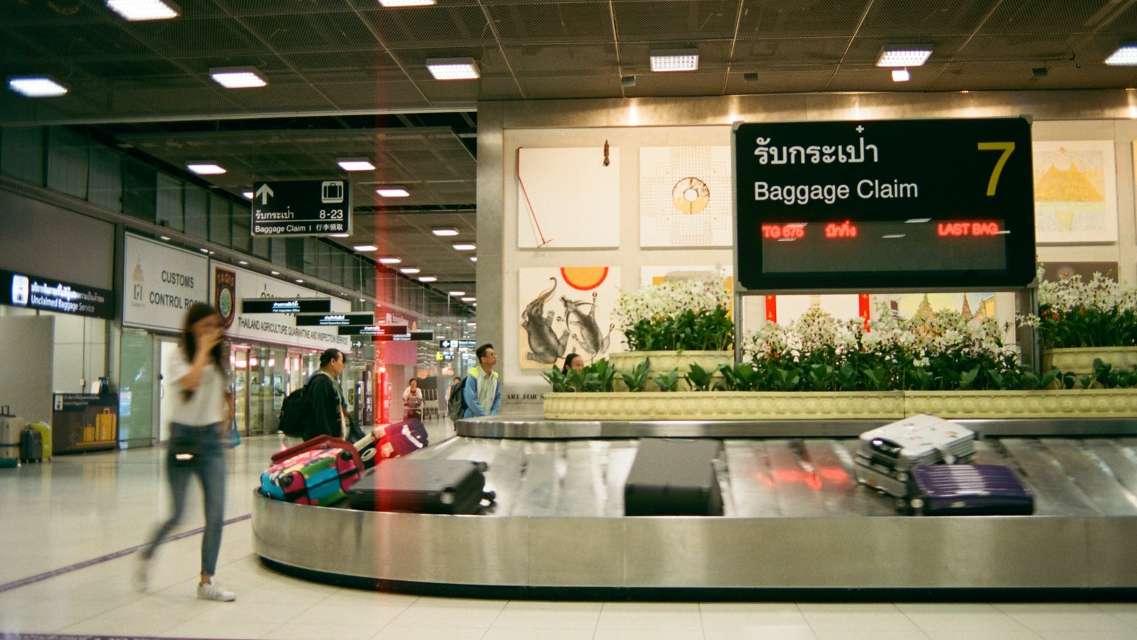 Des voyageurs dans un hall d'aéroport