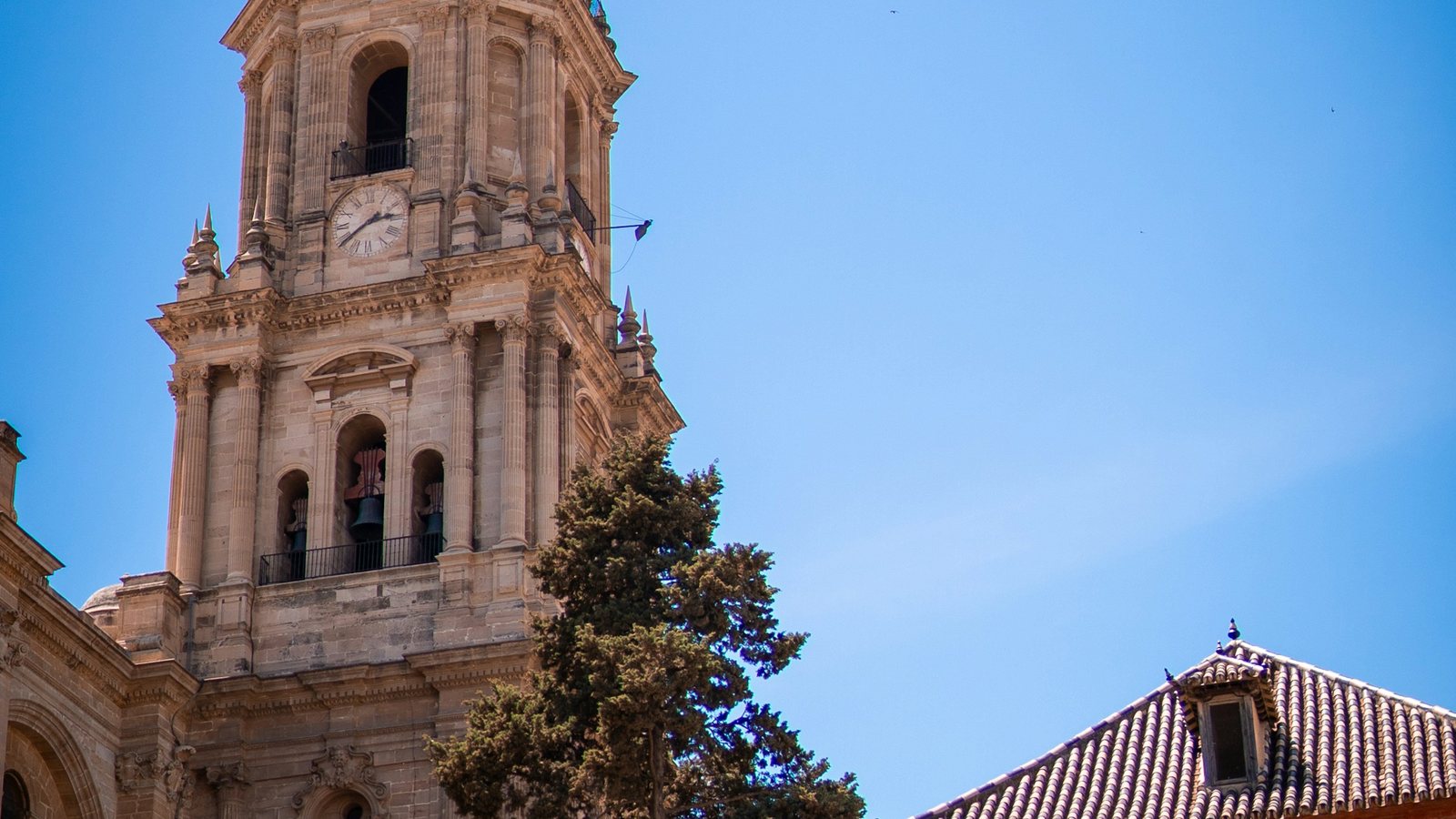 Un clocher d'église espagnole sous le ciel bleu
