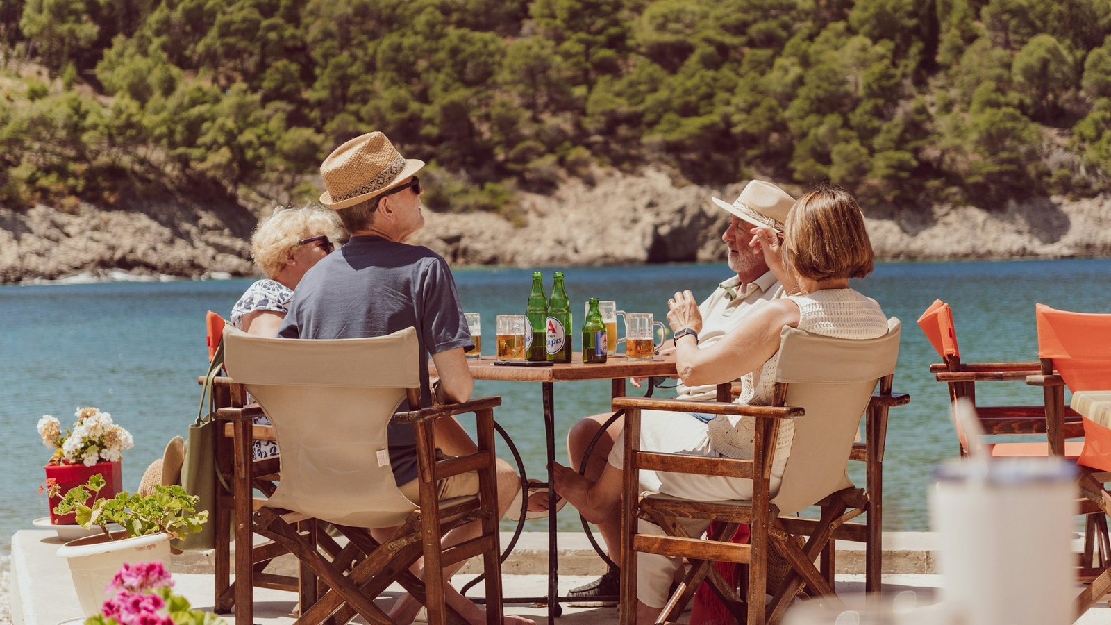Des retraités attablés en bord de mer