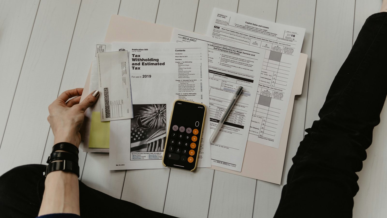 Une calculatrice posée sur une pile de papiers