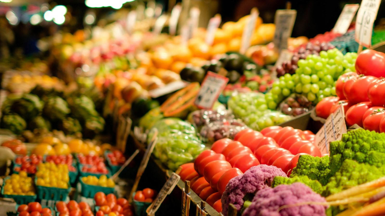 Un étal de légumes de marché