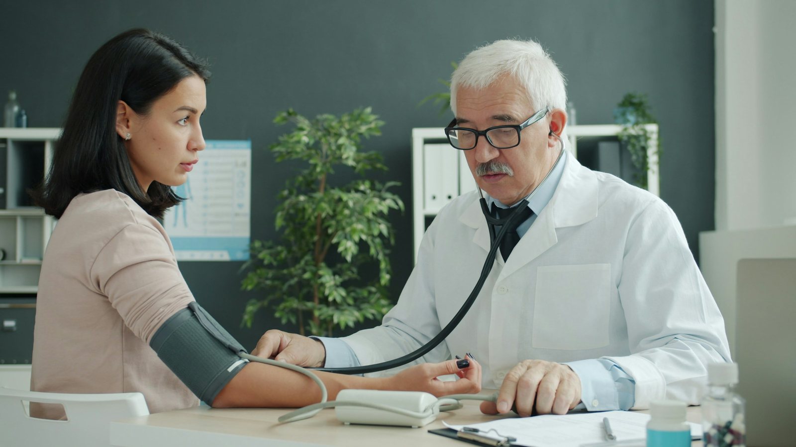 Un médecin prenant la tension d'un patient