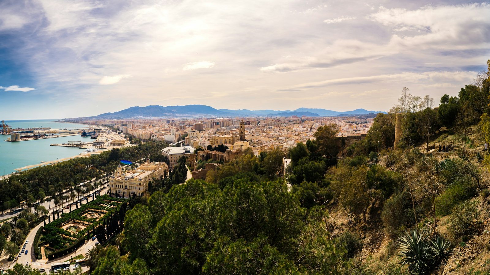 Vue panoramique d'une ville espagnole et de la mer