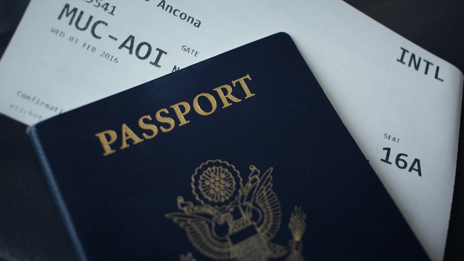 Un passeport posé sur des documents de voyage