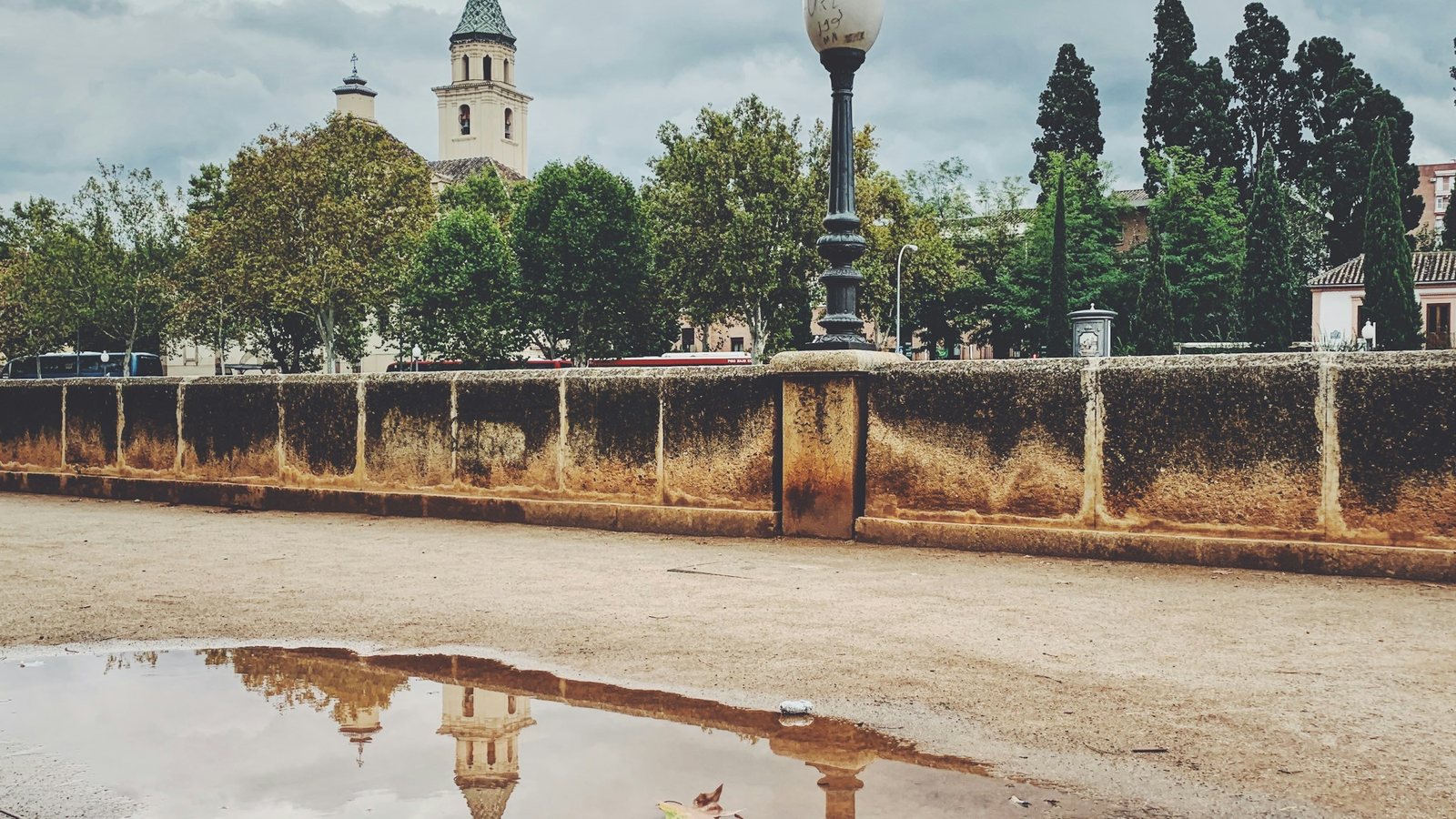 Le reflet d'une tour d'horloge après la pluie