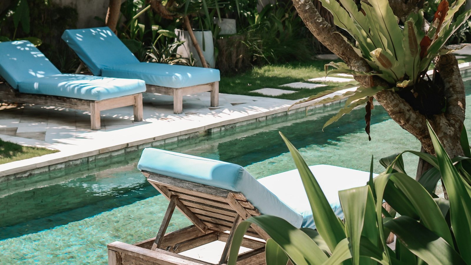 Une piscine entourée de chaises et d'arbres