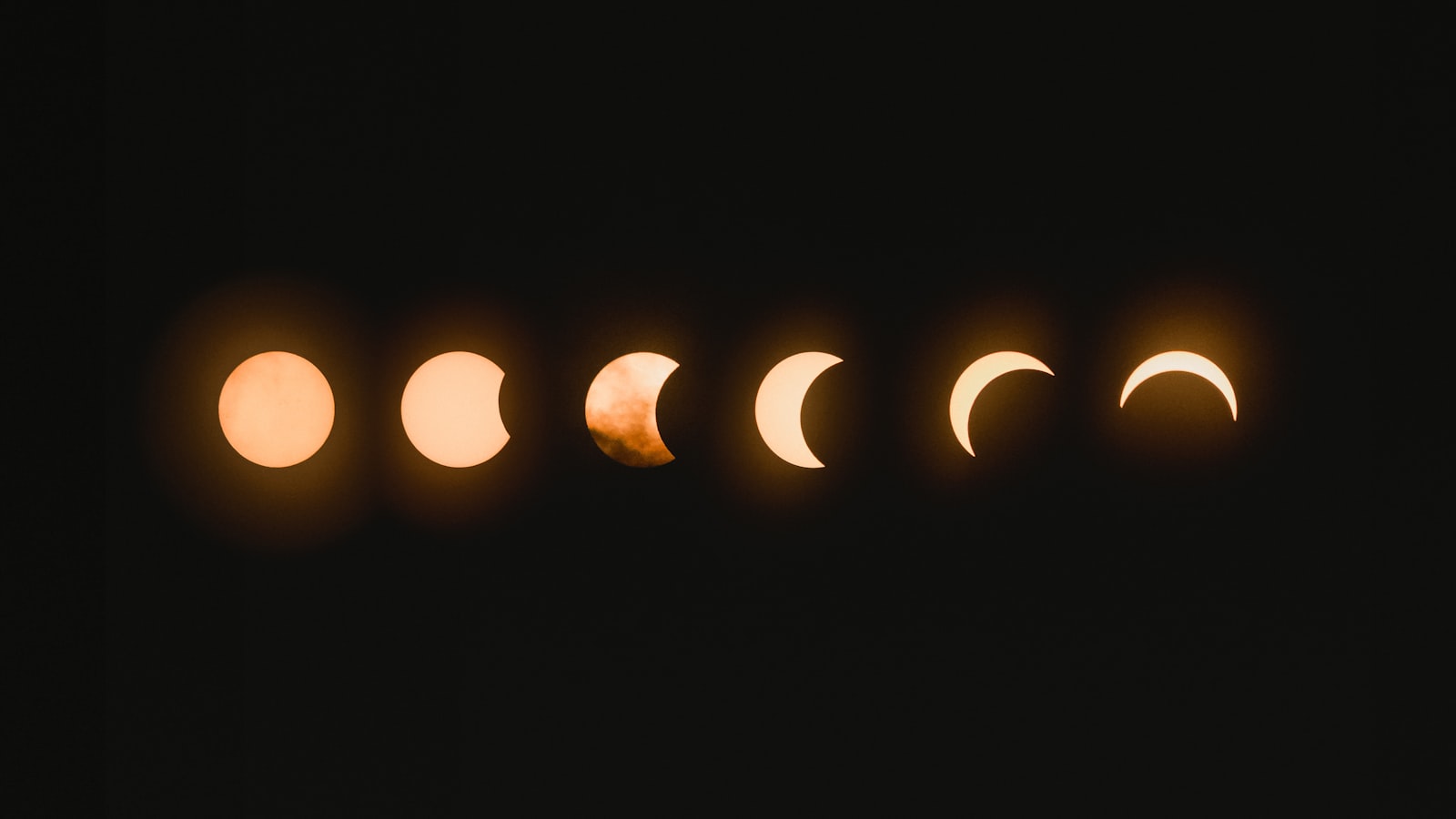 Séquence des phases d'une éclipse solaire dans un ciel sombre