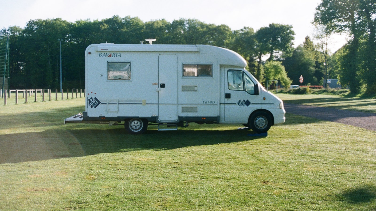 Camping-car sur un terrain herbeux