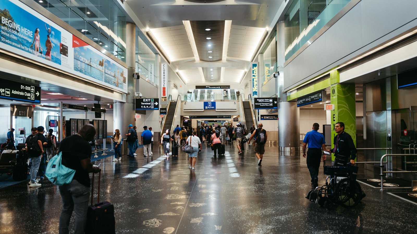Des passagers traversant un aéroport