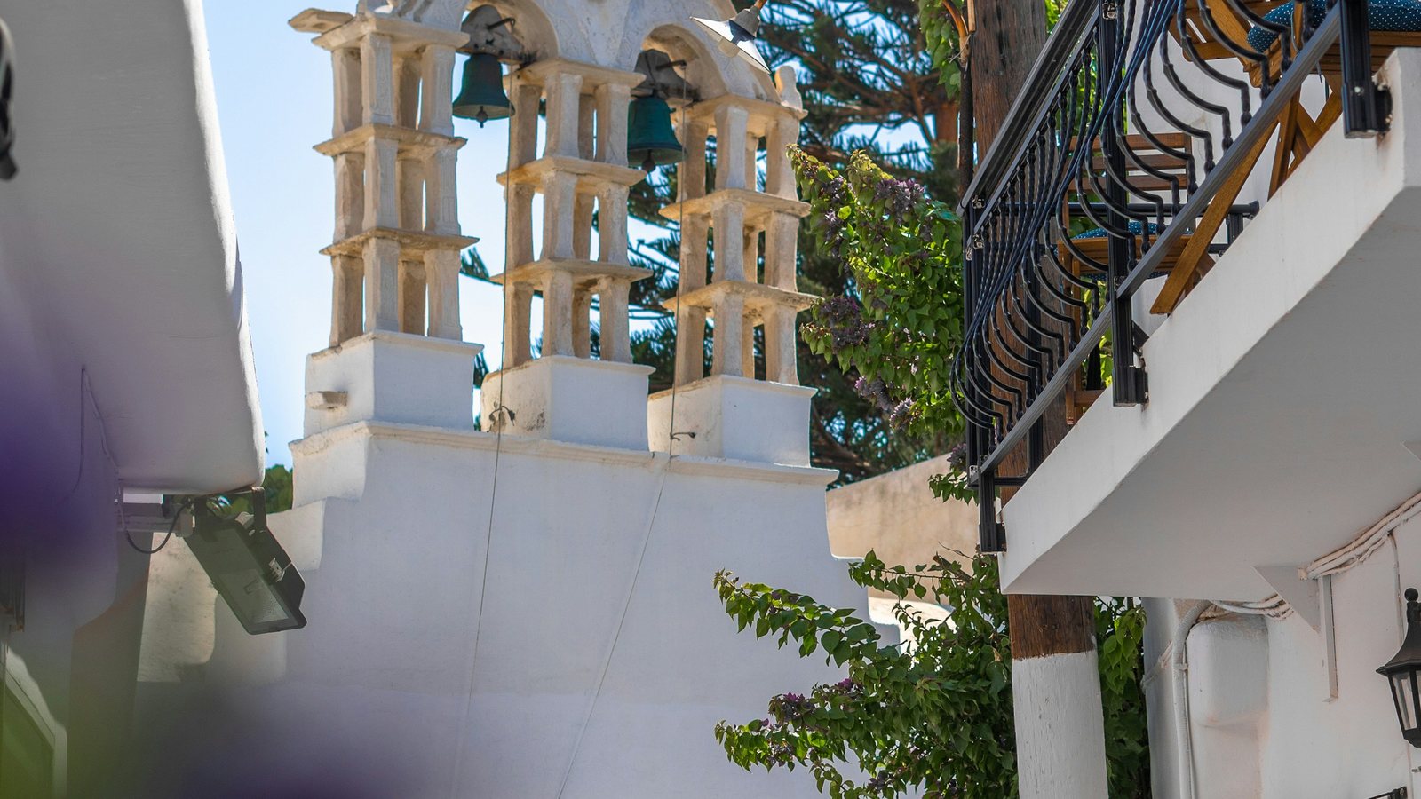 Un clocher blanc des Cyclades