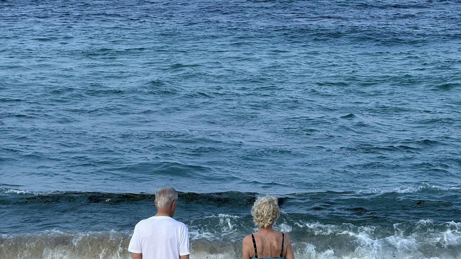 Un couple de retraités face à la mer