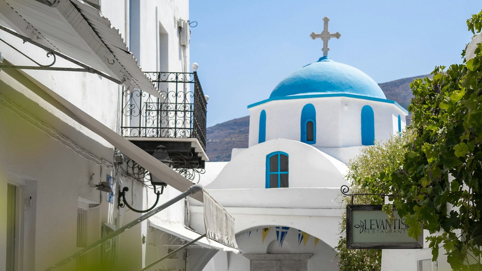 Un dôme bleu de Santorin face à la mer Égée