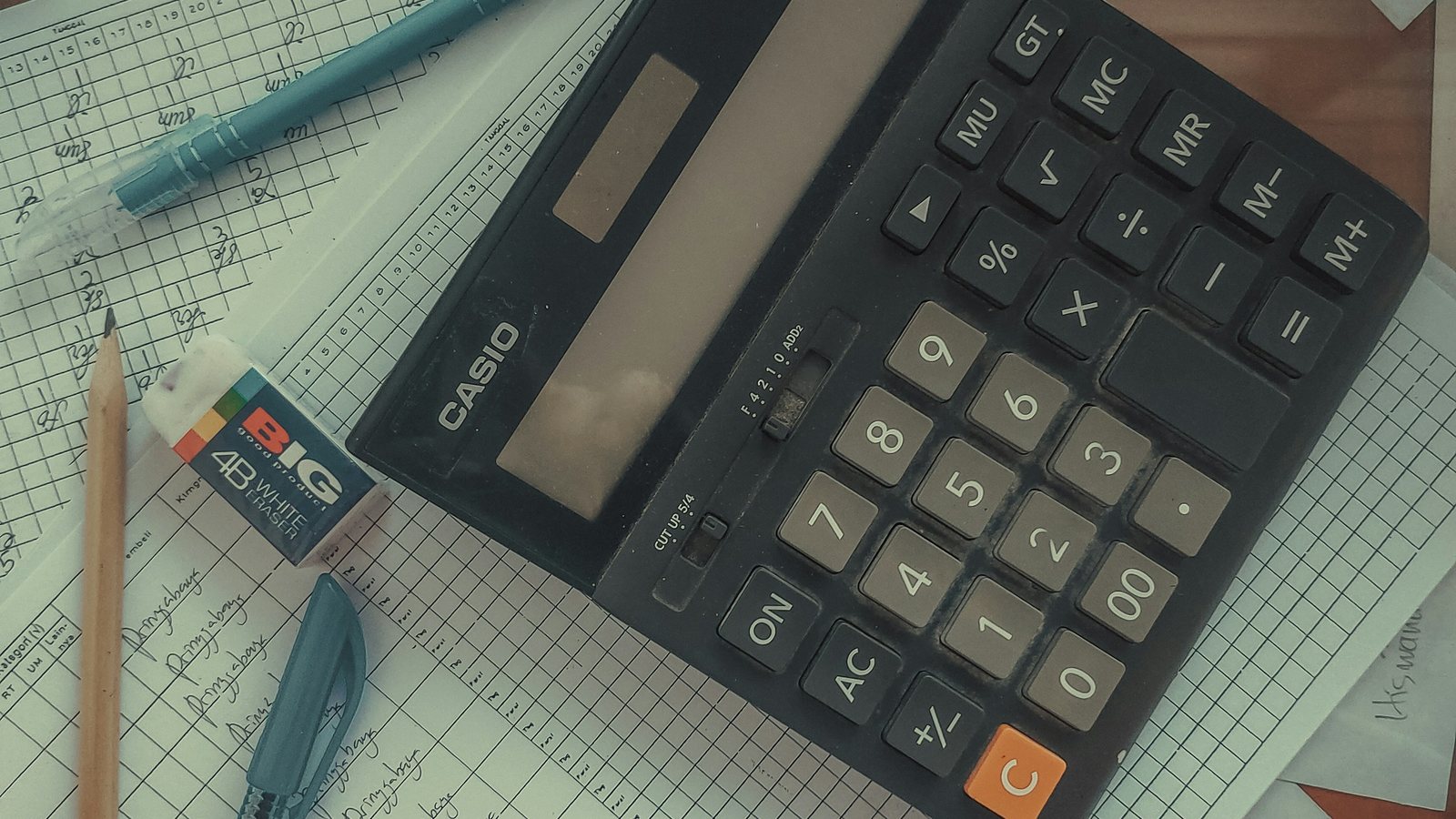 Une calculatrice sur un bureau en bois