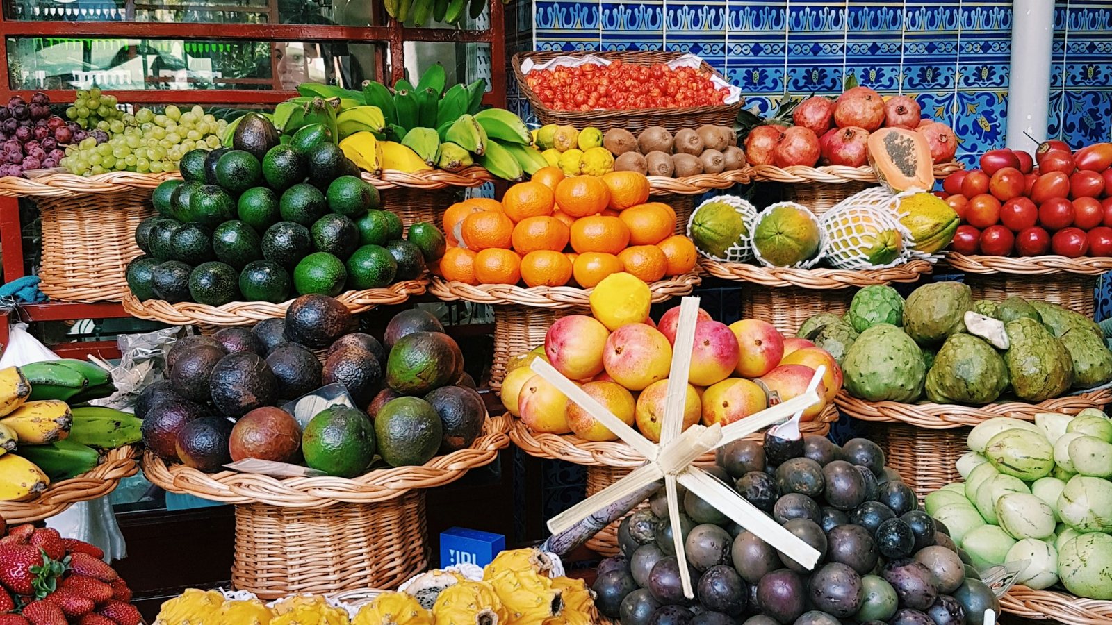Des fruits en étalage au marché